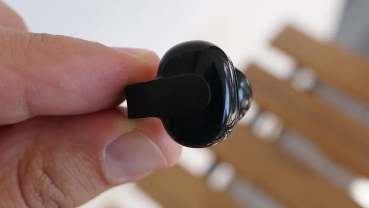 A close-up of the battery section of one of the Sennheiser Accentum Clip clip-on earbuds