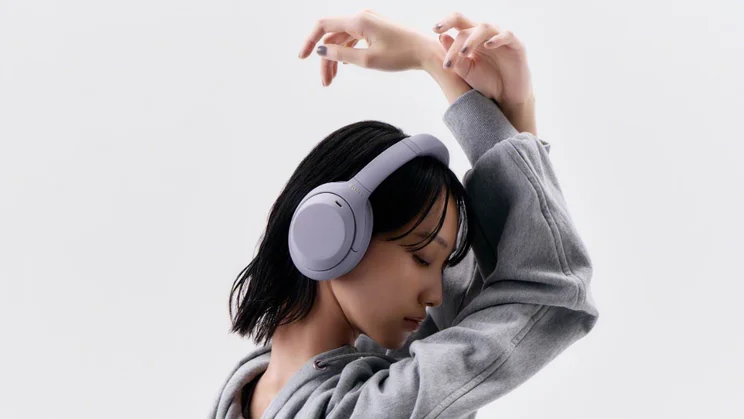 Lifestyle image of a woman wearing the Lavender Sony WH-1000XM4C