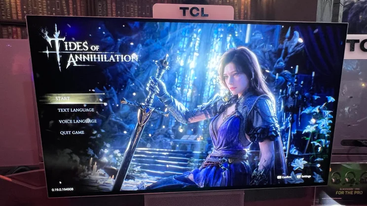 Тестирование монитора TCL 32X3A OLED+ в игре Tides of Annihilation на Gamescom Игровой монитор TCL 32X3A OLED+ на стенде выставки