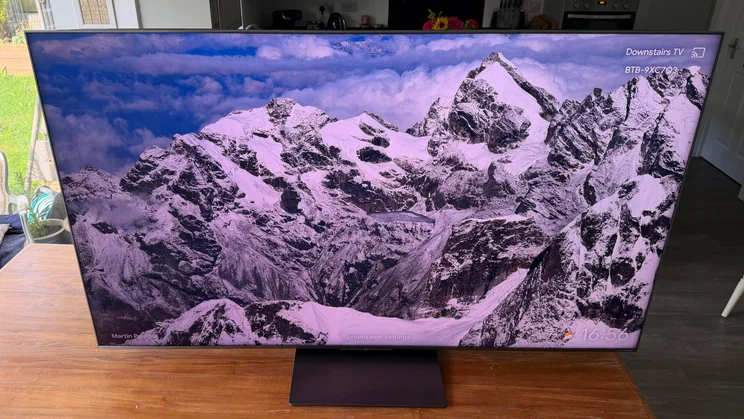 Обзор телевизора TCL C8L: магия Super Quantum Dot в среднем сегменте Телевизор TCL C8L SQD Mini LED с изображением горного хребта на экране