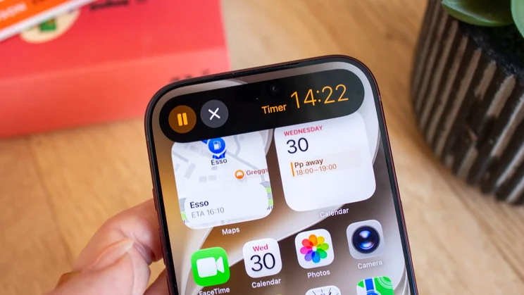 iPhone 18 Pro Dynamic Island showing an active timer alongside Maps and Calendar widgets on the home screen