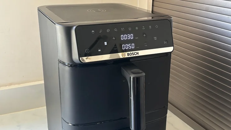 A closeup of the Bosch Series 6 Double Stack Drawer Air Fryer's digital display