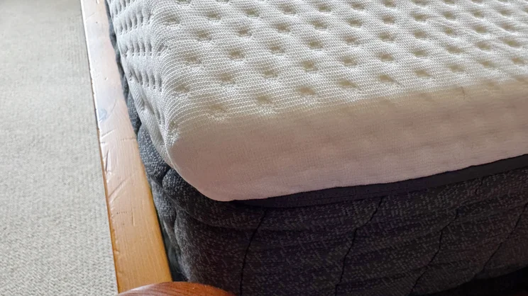 A closeup of the Emma Original mattress' corner and edge