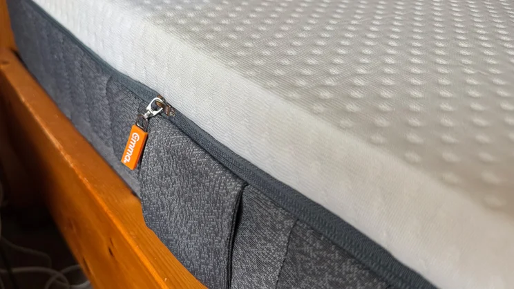A closeup of the edge of the Emma Original mattress, focussed on the removable cover zip