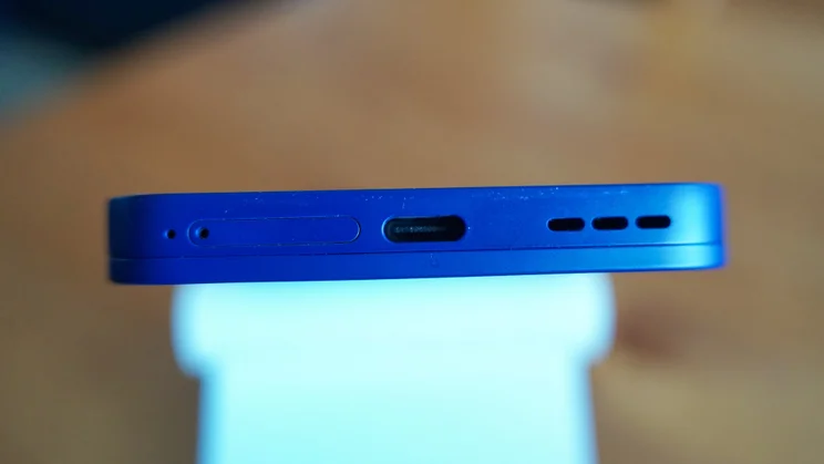Fairphone 6 Plus bottom edge