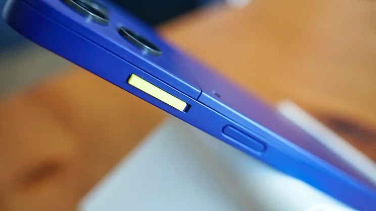 Fairphone 6 Plus side switch