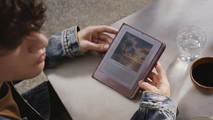 Person holding Kindle Colorsoft with both hands