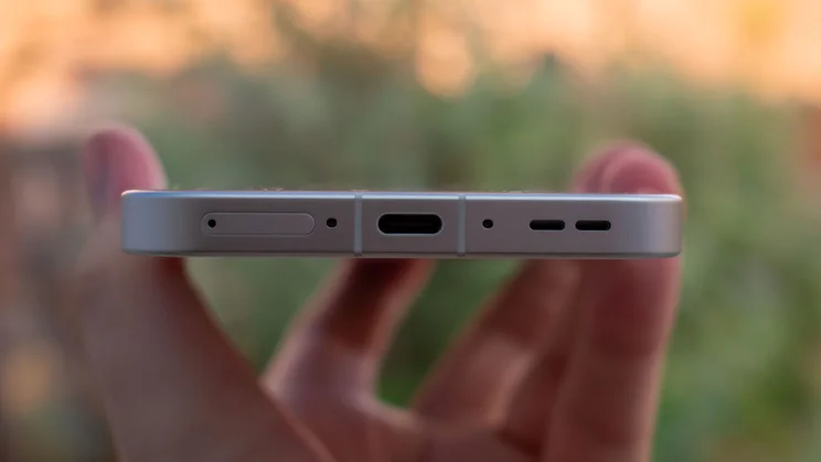 Oppo Find X10 Pro Max in hand, bottom edge