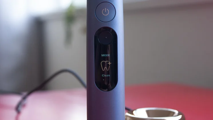 A closeup of the Philips Sonicare DiamondClean 9900 Prestige electric toothbrush's digital display, showing cleaning mode